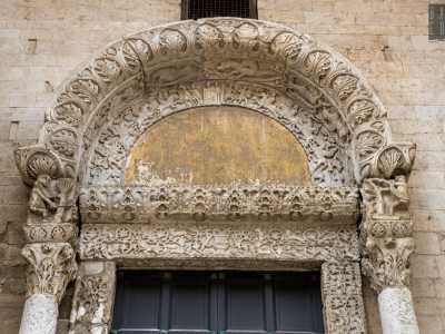 ...raffigurano un mietitore a sinistra e un vendemmiatore a destra, con il chiaro significato eucaristico del pane e del vino